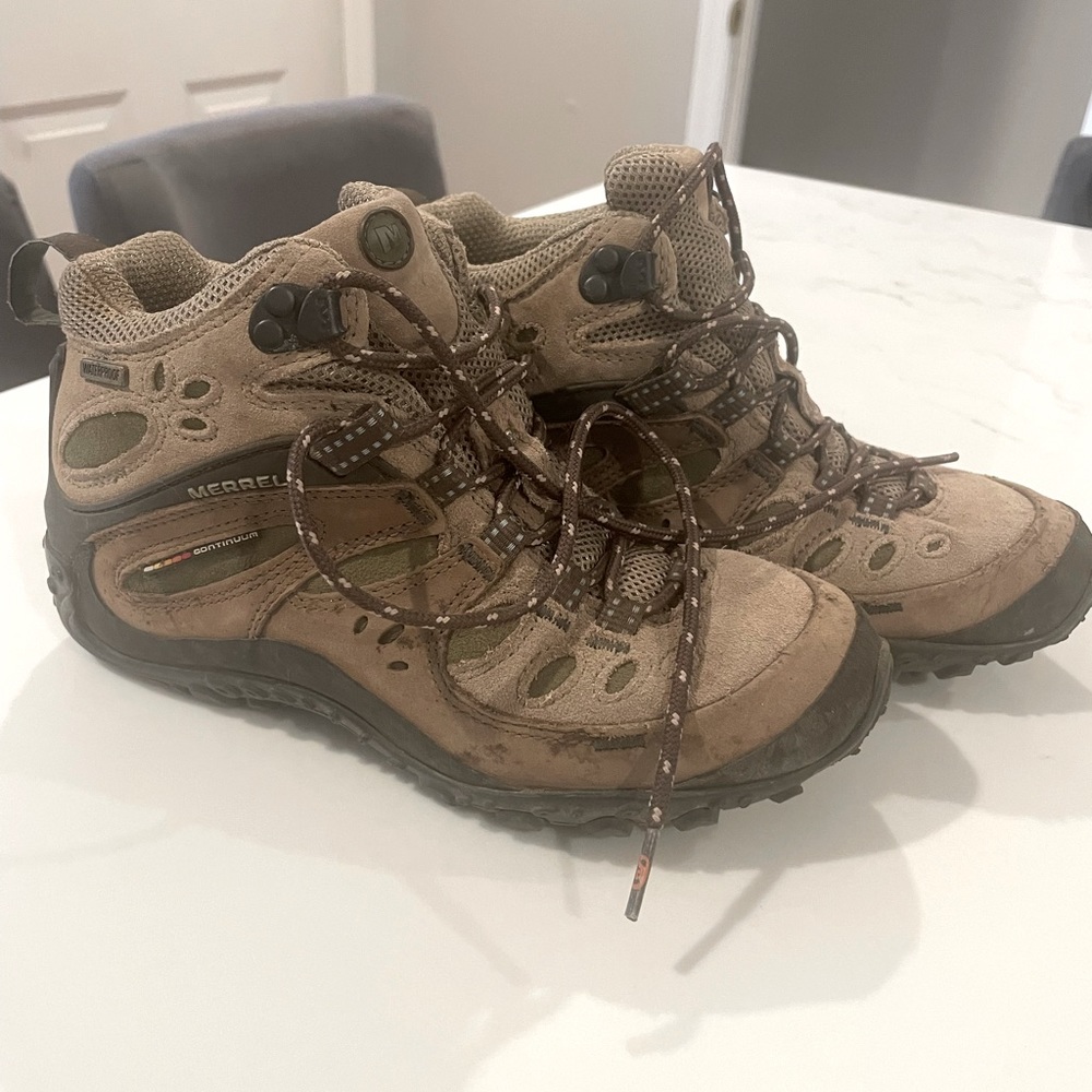 Merrell Waterproof Hiking Boots - (continuum). Excellent hiking boots! Size 6